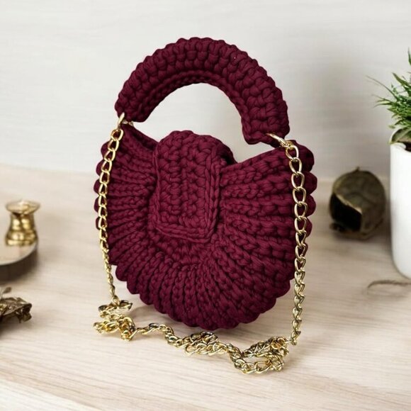 Eco-Conscious Boho Crossbody Bag - Woven Design with Elegant Tassels & Chain - Picture 2 of 9